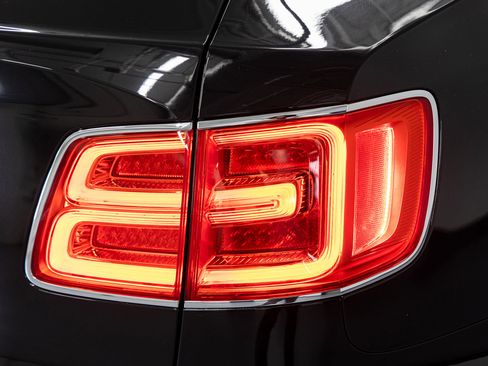 Used 2020 Bentley Bentayga AWD/4WD image 22