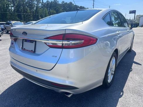 Used 2018 Ford Fusion SE w/ Fusion SE Technology Package FWD image 8