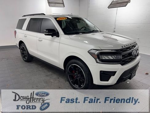 Used 2023 Ford Expedition Limited image 3