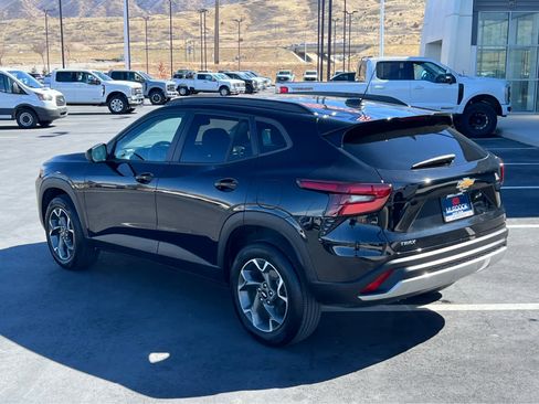 Used 2024 Chevrolet Trax LT w/ Driver Confidence Package image 11