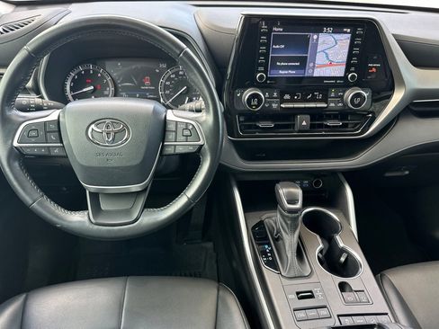 Used 2022 Toyota Highlander XLE AWD/4WD image 18