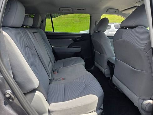 Used 2021 Toyota Highlander LE FWD image 15