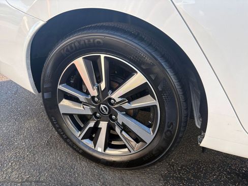 Used 2025 Nissan Versa SV FWD image 28
