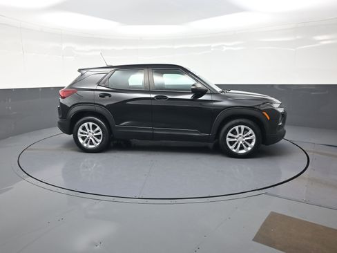 Used 2021 Chevrolet TrailBlazer LS FWD image 2