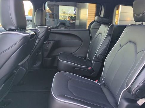 New 2026 Chrysler Pacifica Limited w/ Uconnect Theater Family Group image 14