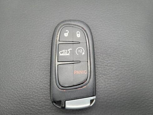 Used 2019 Jeep Cherokee Limited FWD image 32
