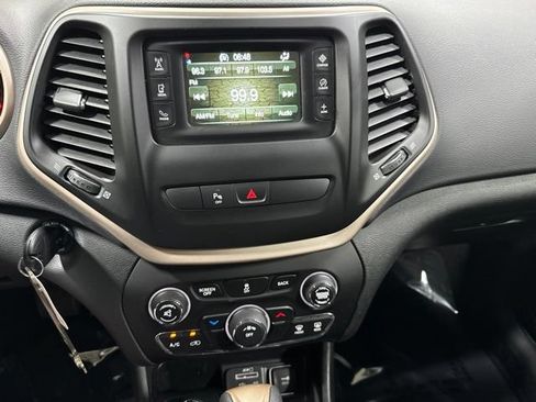 Used 2018 Jeep Cherokee Latitude w/ Safety Group AWD/4WD image 15