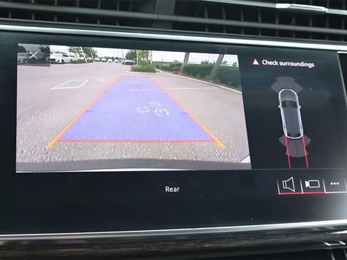 Used 2019 Audi Q8 Premium image 25