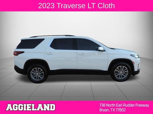 Used 2023 Chevrolet Traverse LT FWD image 2