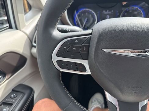 Used 2022 Chrysler Voyager LX image 21