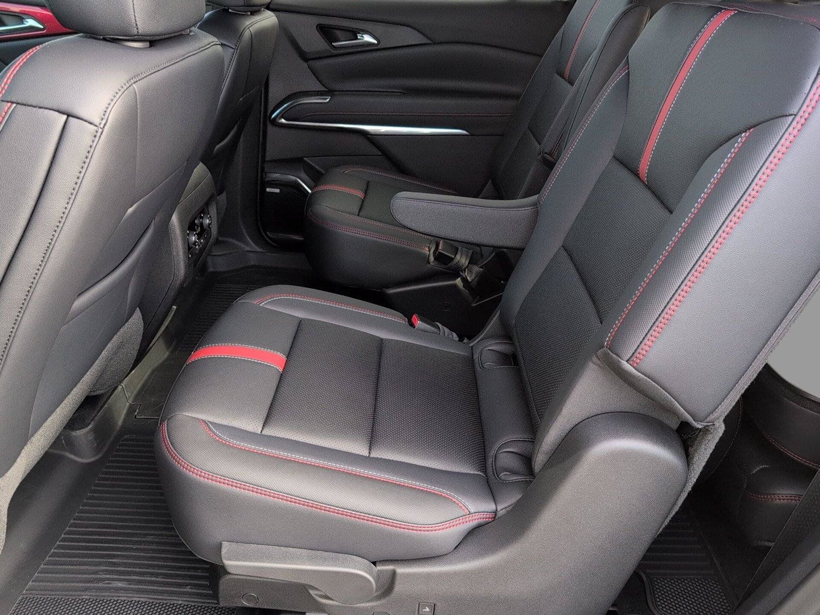 New 2026 Chevrolet Traverse RS w/ LPO, Floor Liner Package FWD image 31