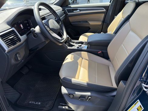 Certified 2022 Volkswagen Atlas Cross Sport SE w/ Black Wheel Package AWD/4WD image 15