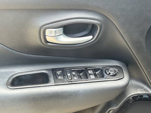 Used 2023 Jeep Renegade Altitude w/ Sun/Sound Group AWD/4WD image 16