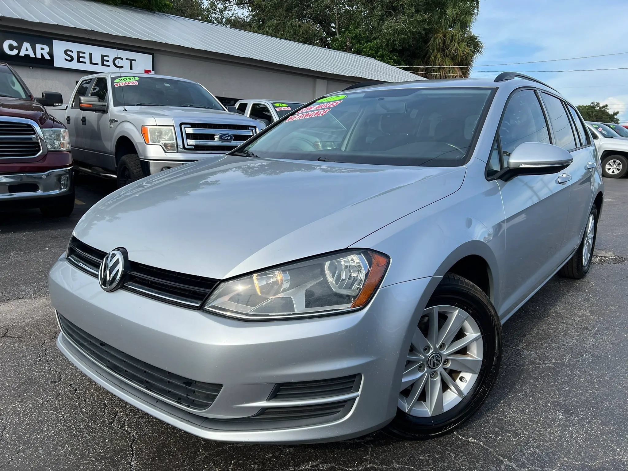 Used 2017 Volkswagen Golf S FWD image 1