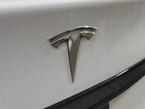 Used 2022 Tesla Model S AWD image 7