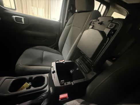 Used 2025 Jeep Wrangler Sahara image 39