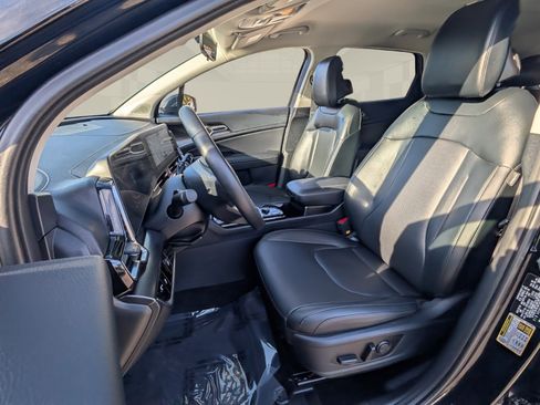 Used 2025 Kia Sportage EX image 8