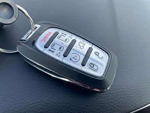 Used 2024 Chrysler Voyager LX image 27