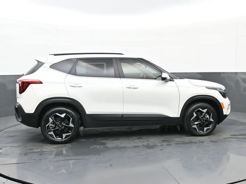 Used 2024 Kia Seltos EX image 2