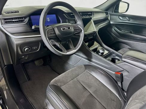 Used 2023 Jeep Grand Cherokee Laredo AWD/4WD image 7