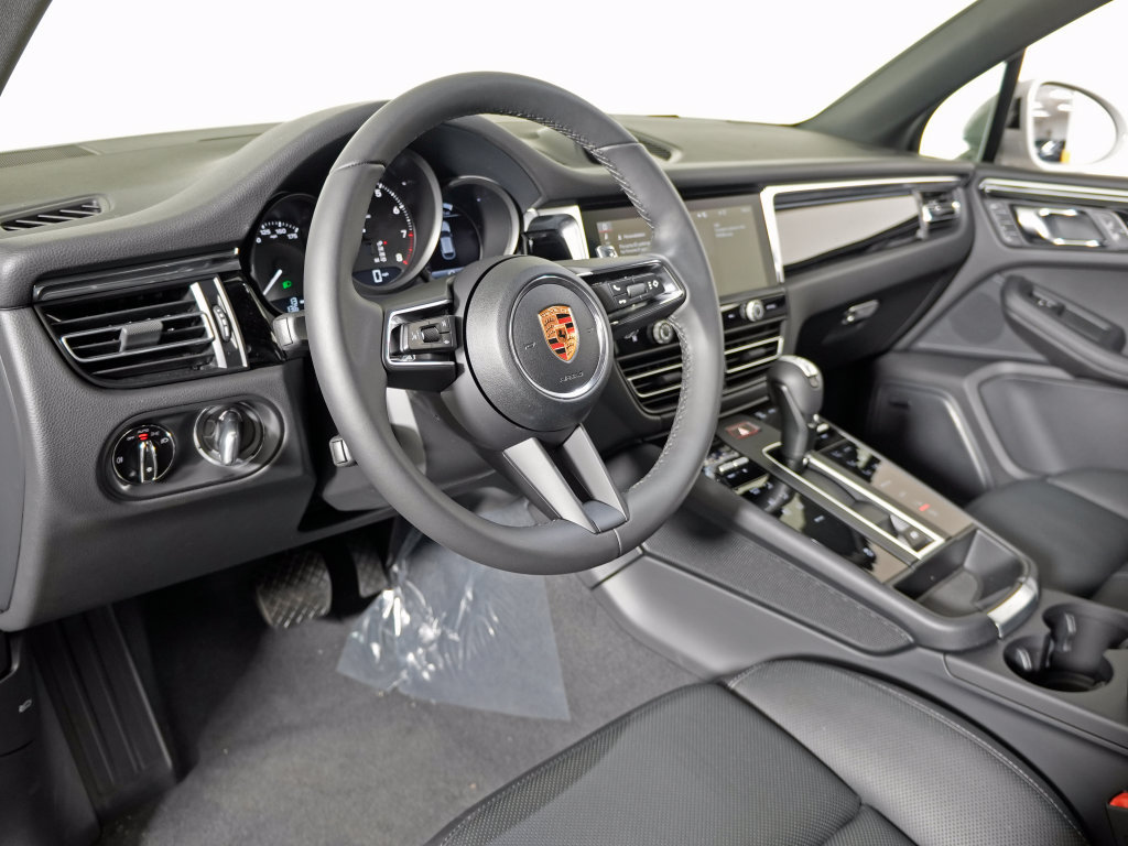 Used 2026 Porsche Macan AWD/4WD image 4