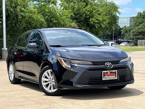 Used 2025 Toyota Corolla LE w/ LE Premium Package FWD image 2