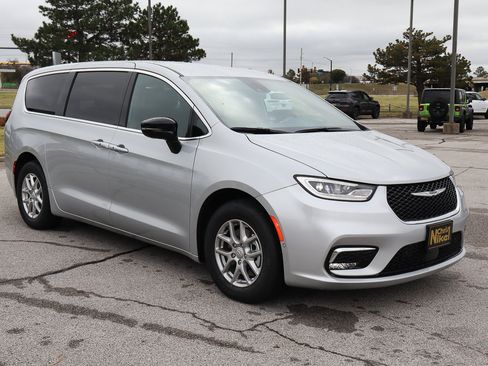 New 2026 Chrysler Pacifica Select image 4