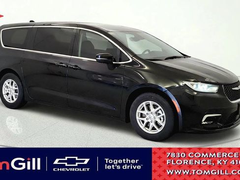 Used 2023 Chrysler Pacifica Touring-L FWD image 1