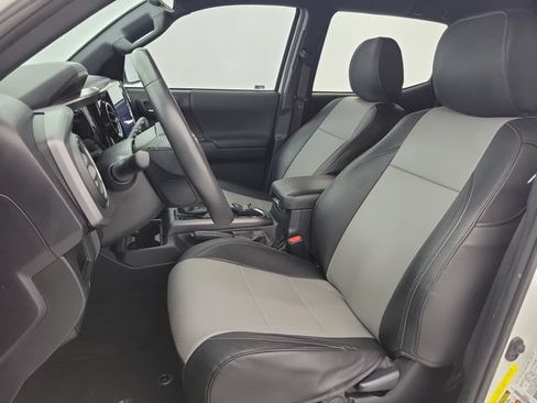 Used 2018 Toyota Tacoma TRD Sport w/ Technology Package RWD image 15