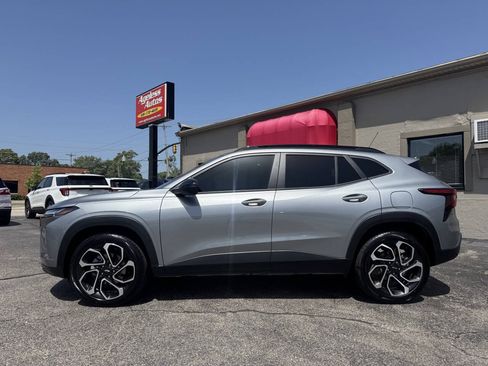 Used 2025 Chevrolet Trax RS w/ Sunroof Package FWD image 6