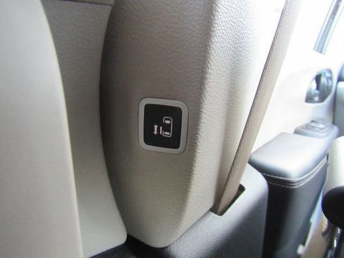 Used 2024 Chrysler Pacifica Touring-L image 33