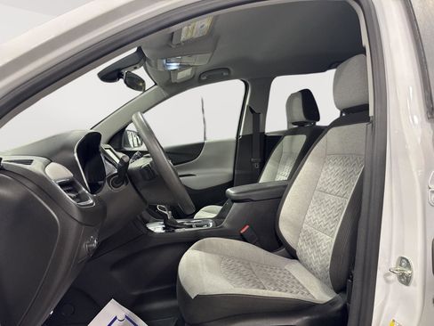 Used 2023 Chevrolet Equinox LS w/ LS Convenience Package AWD/4WD image 4