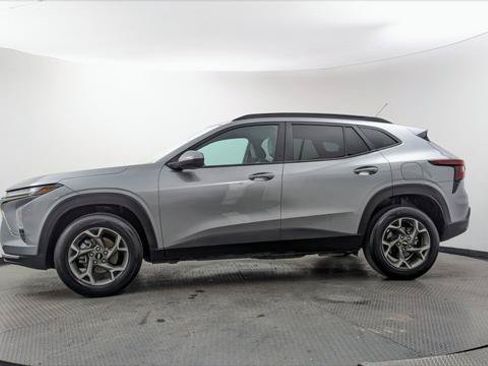 Used 2025 Chevrolet Trax LT FWD image 3