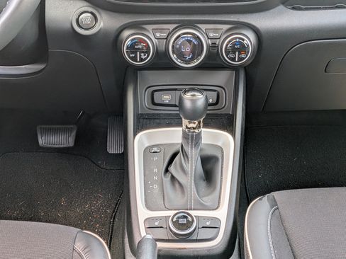 Used 2025 Hyundai Venue Limited FWD image 20