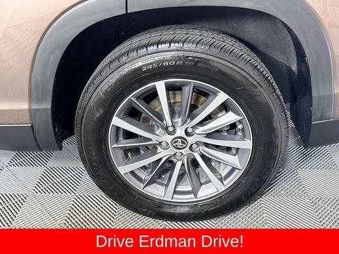 Used 2019 Toyota Highlander XLE FWD image 4