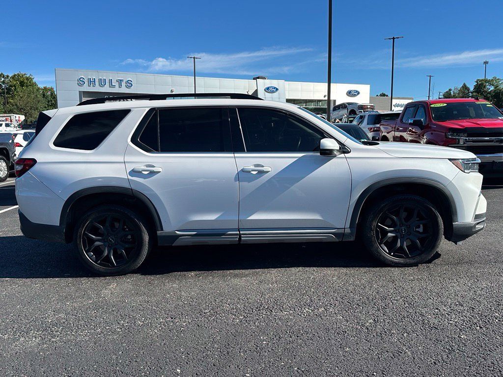Used 2025 Honda Pilot Touring image 4