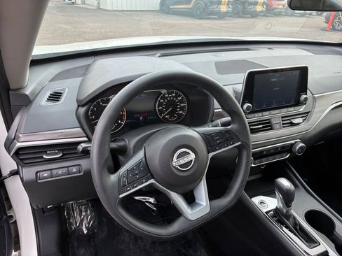 Used 2025 Nissan Altima 2.5 SV FWD image 34