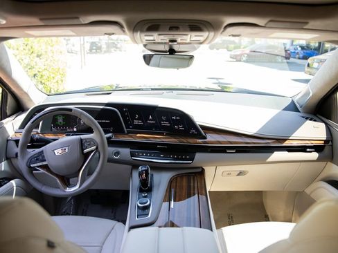 Used 2024 Cadillac Escalade Sport Platinum w/ Heavy-Duty Trailer Package AWD/4WD image 18