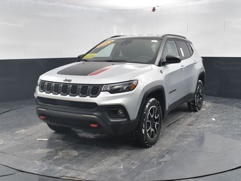 Used 2024 Jeep Compass Trailhawk image 4