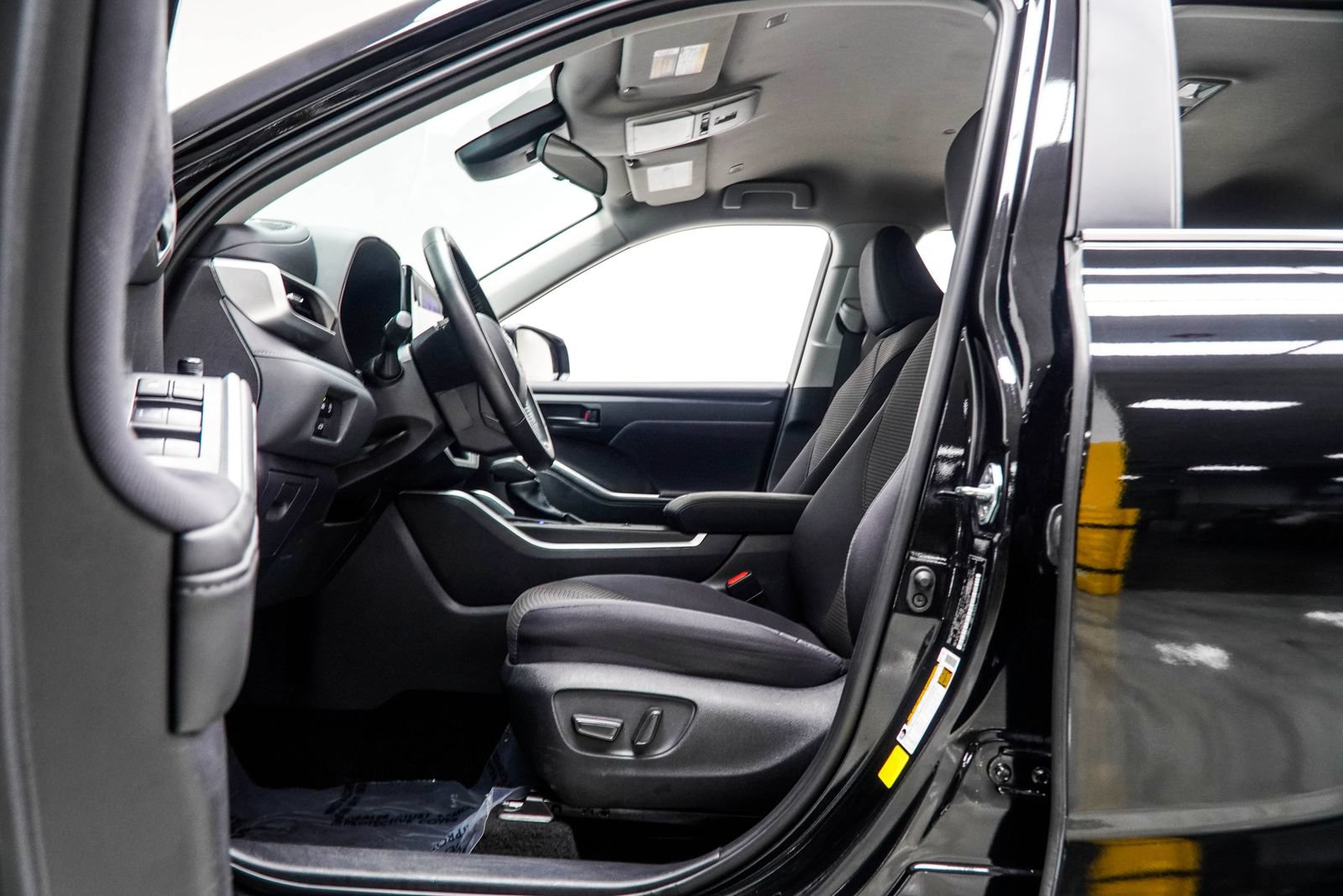 Used 2025 Toyota Highlander LE FWD image 36