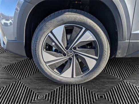 New 2026 Volkswagen Taos SE image 9