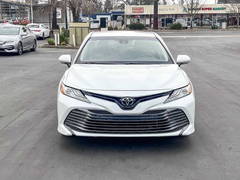 Used 2018 Toyota Camry XLE image 6