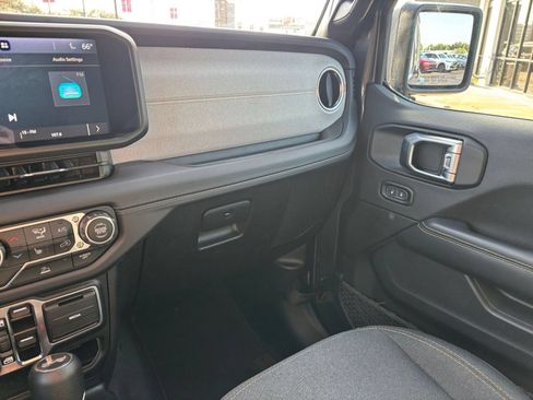 Used 2025 Jeep Wrangler Unlimited Sahara AWD/4WD image 35