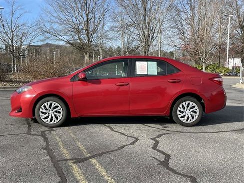 Used 2018 Toyota Corolla LE image 3