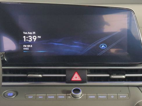 Used 2025 Hyundai Elantra SEL FWD image 19