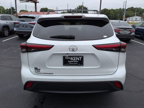 Used 2023 Toyota Highlander L FWD image 6