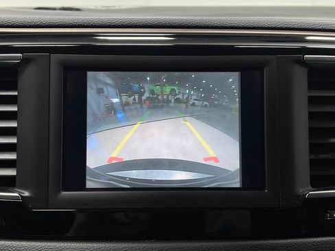 Used 2019 Chrysler Pacifica Touring-L FWD image 11