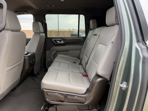 Used 2024 Chevrolet Suburban LT RWD image 28
