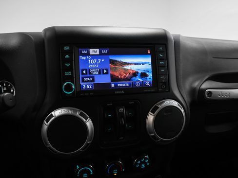 Used 2015 Jeep Wrangler Unlimited Rubicon AWD/4WD image 34