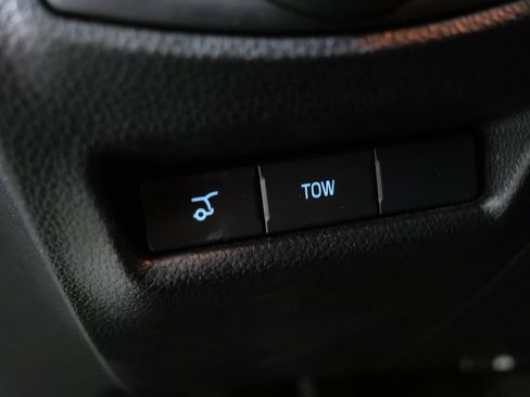 Used 2017 Ford Explorer XLT w/ Equipment Group 202A AWD/4WD image 16